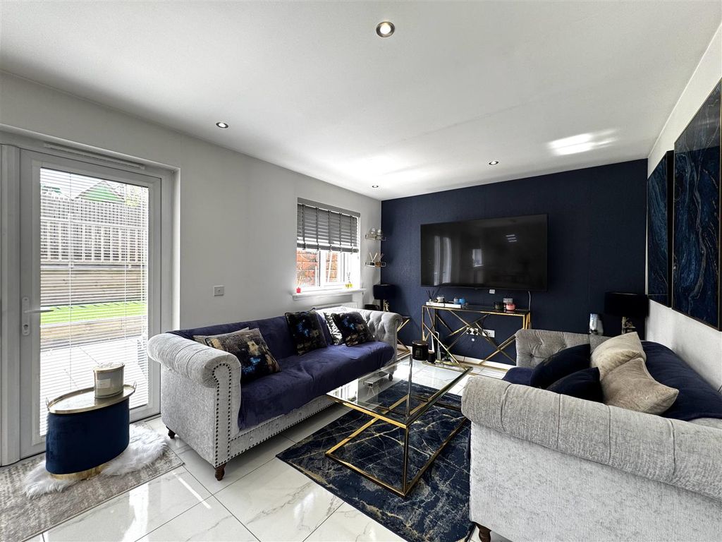 Property photo 3 of 29 Lounge