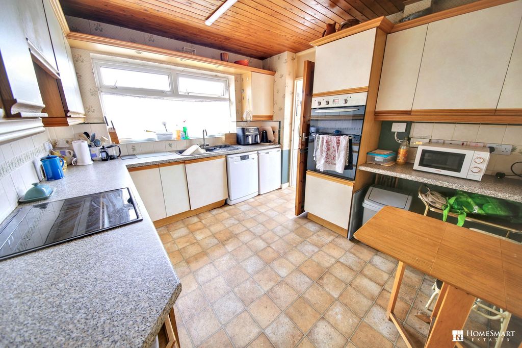 Property photo 3 of 18 Kitchen