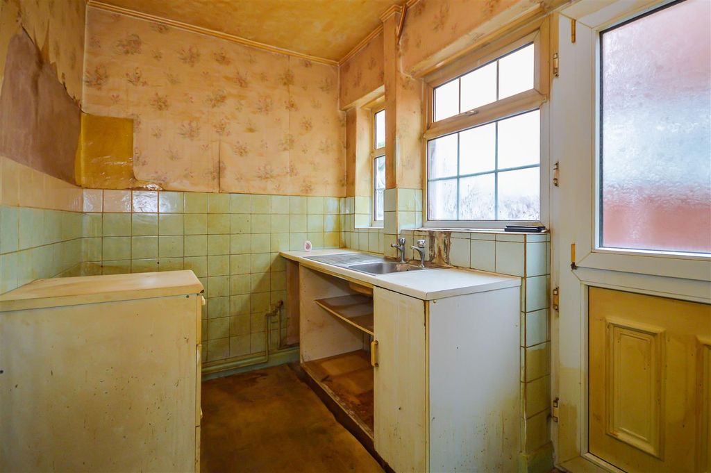 Property photo 3 of 10 Kitchen