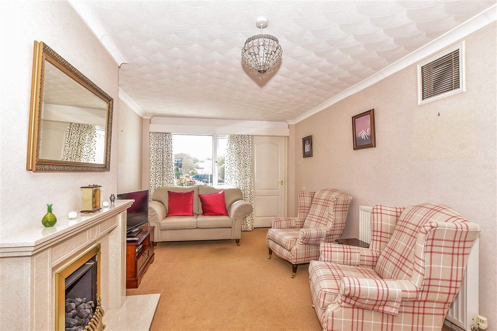 Property photo 1 of 10 Lounge