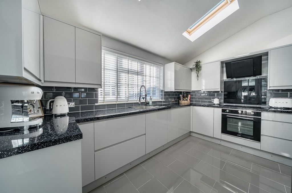 Property photo 2 of 22 140800986983700F90d96