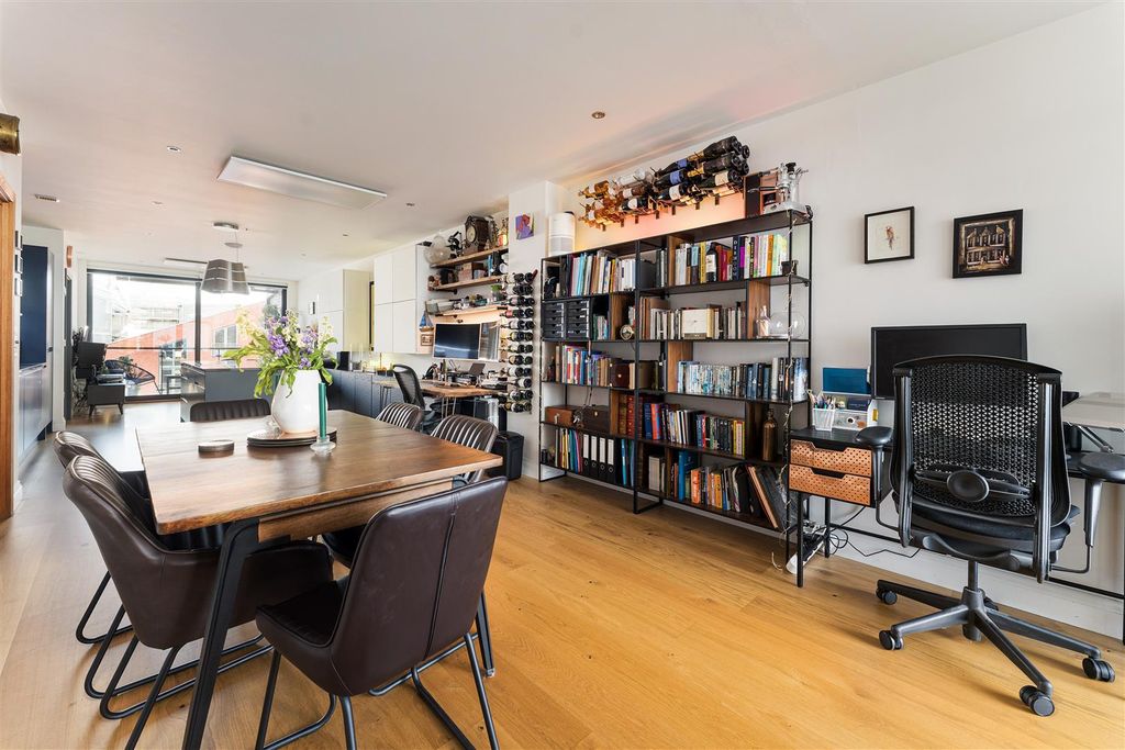 Property photo 1 of 40 Roach Road, E3