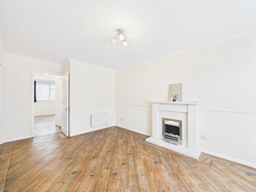 Property photo 3 of 12 Lounge