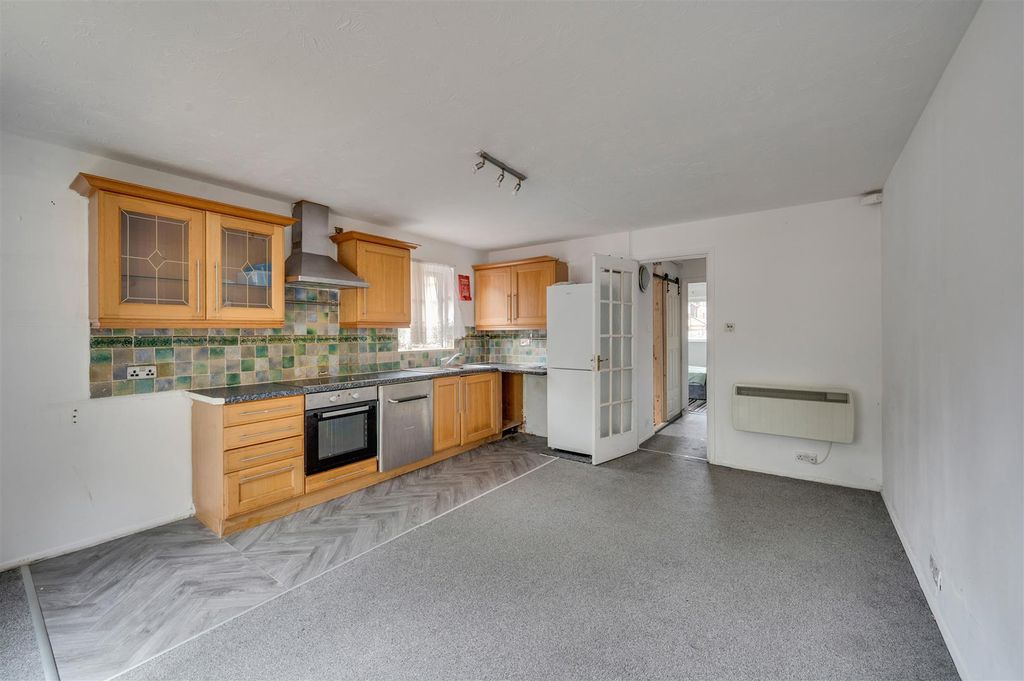 Property photo 3 of 10 Daniels_Harp Island Close Neasden Nw10_008.Jpg