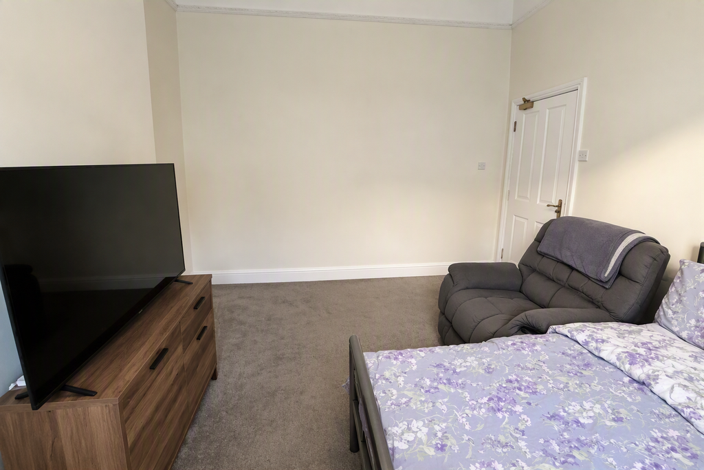 Property photo 2 of 6 Bedroom