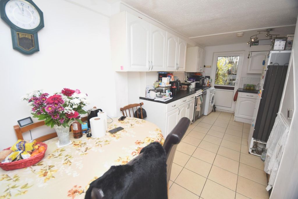 Property photo 2 of 11 Kitchen