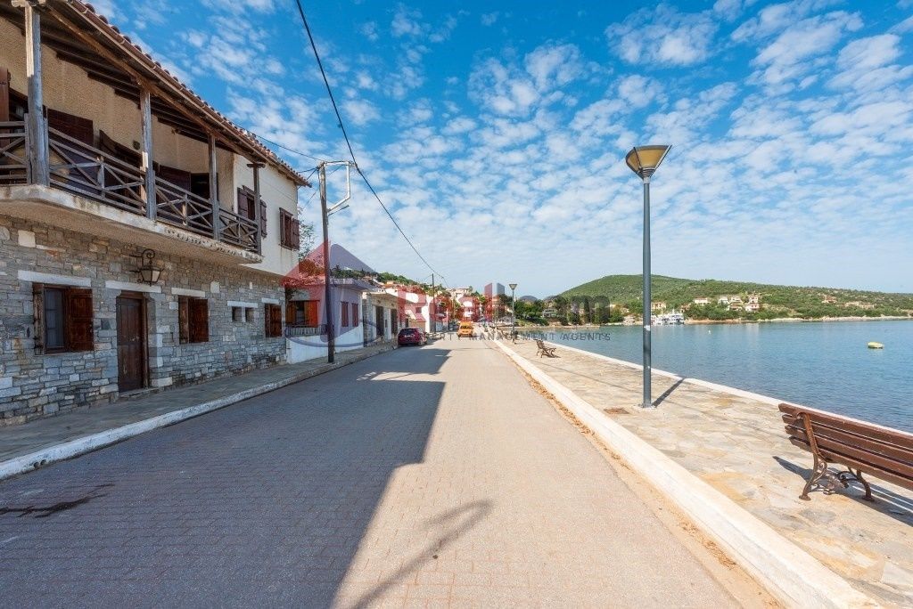 Property photo 2 of 25