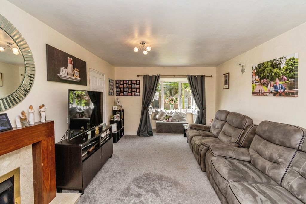 Property photo 3 of 18 Lounge