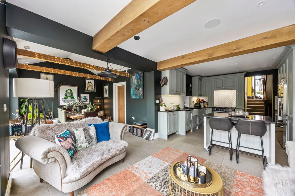 Property photo 1 of 28