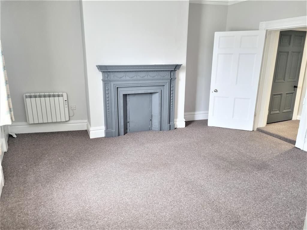 Property photo 1 of 7 Living Room