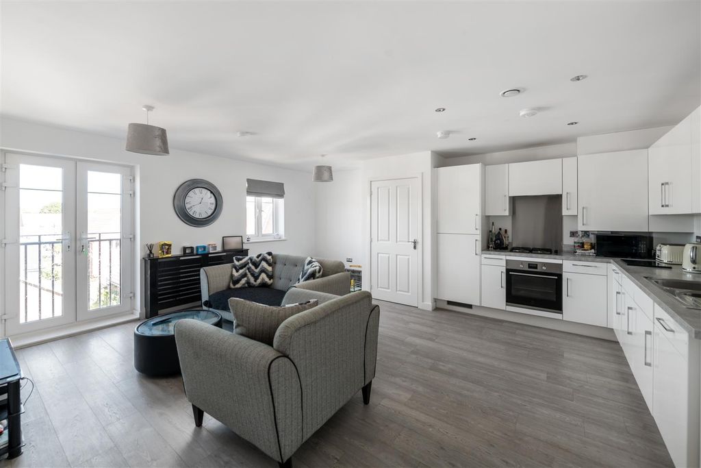 Property photo 2 of 11 7 Holton House Internals5.Jpg