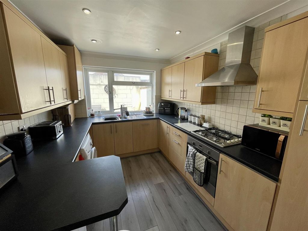 Property photo 3 of 12 Kitchen