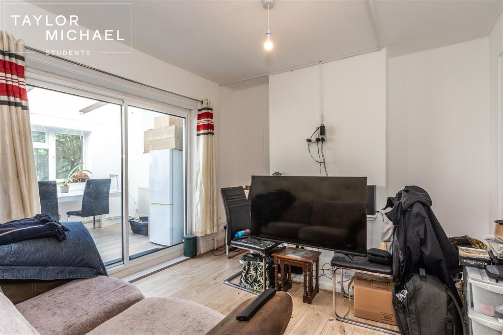 Property photo 3 of 14 Livingroom