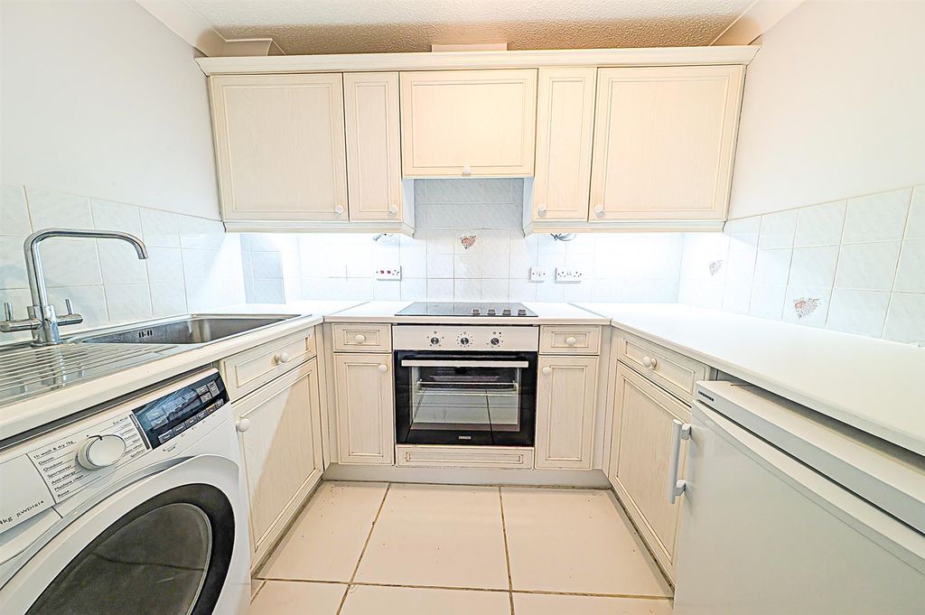 Property photo 3 of 10 Bath 2.Jpg