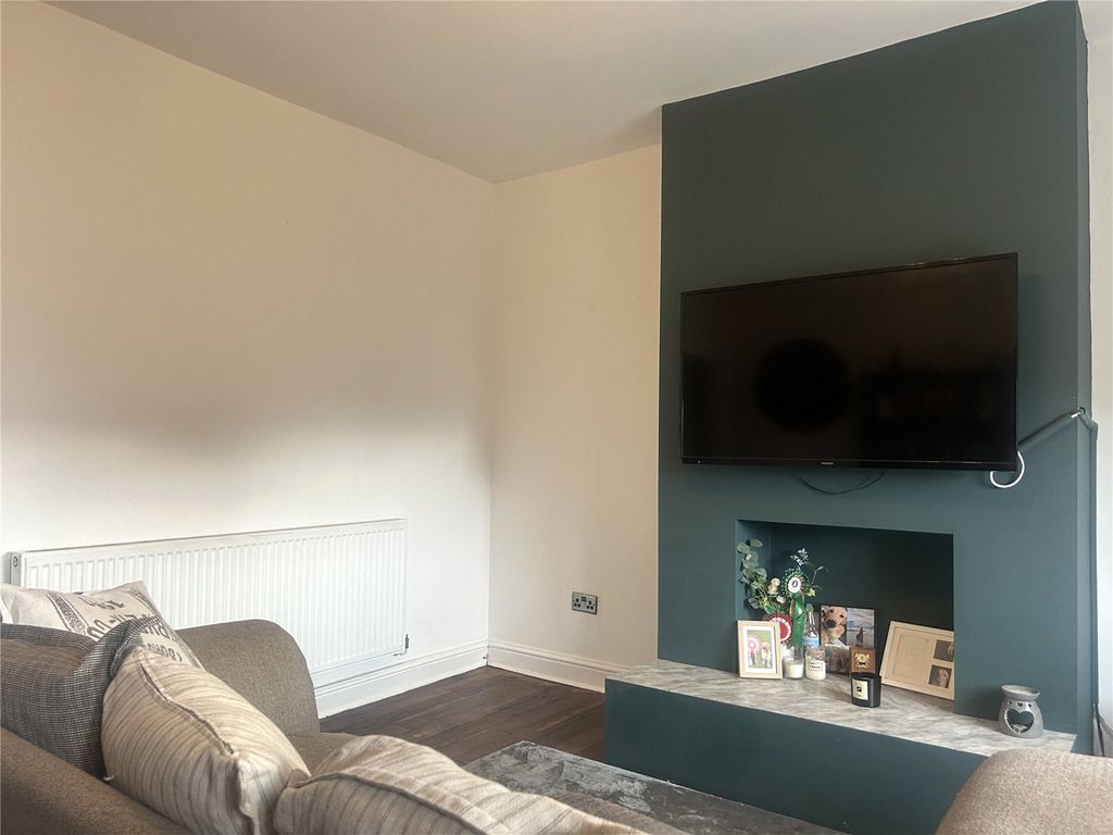 Property photo 3 of 13 Lounge