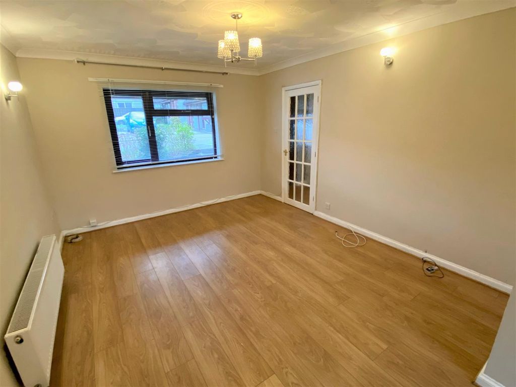 Property photo 2 of 11 47 Tremear Green Lounge