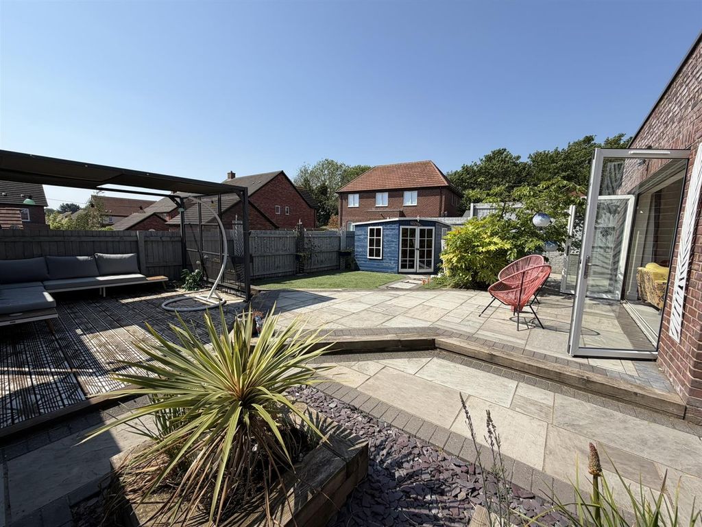 Additional image 36 of 5 bed property for saleButtercup Drive, Daventry NN11