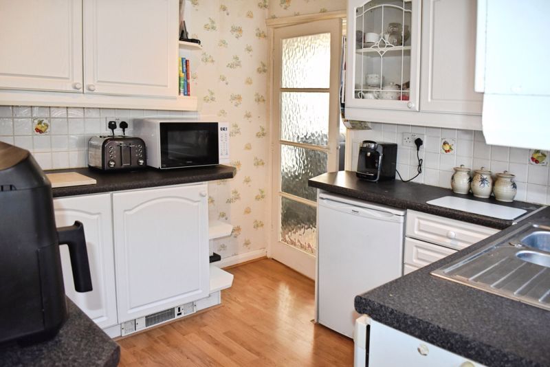 Property photo 3 of 18 Kitchen