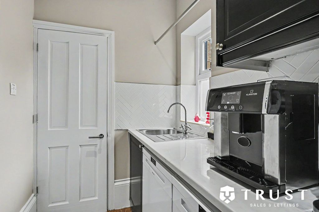 Additional image 16 of 6 bed detached house for saleStation Lane, Birkenshaw BD11