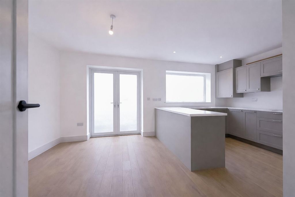 Property photo 3 of 17 Sandling Lane10.Jpg