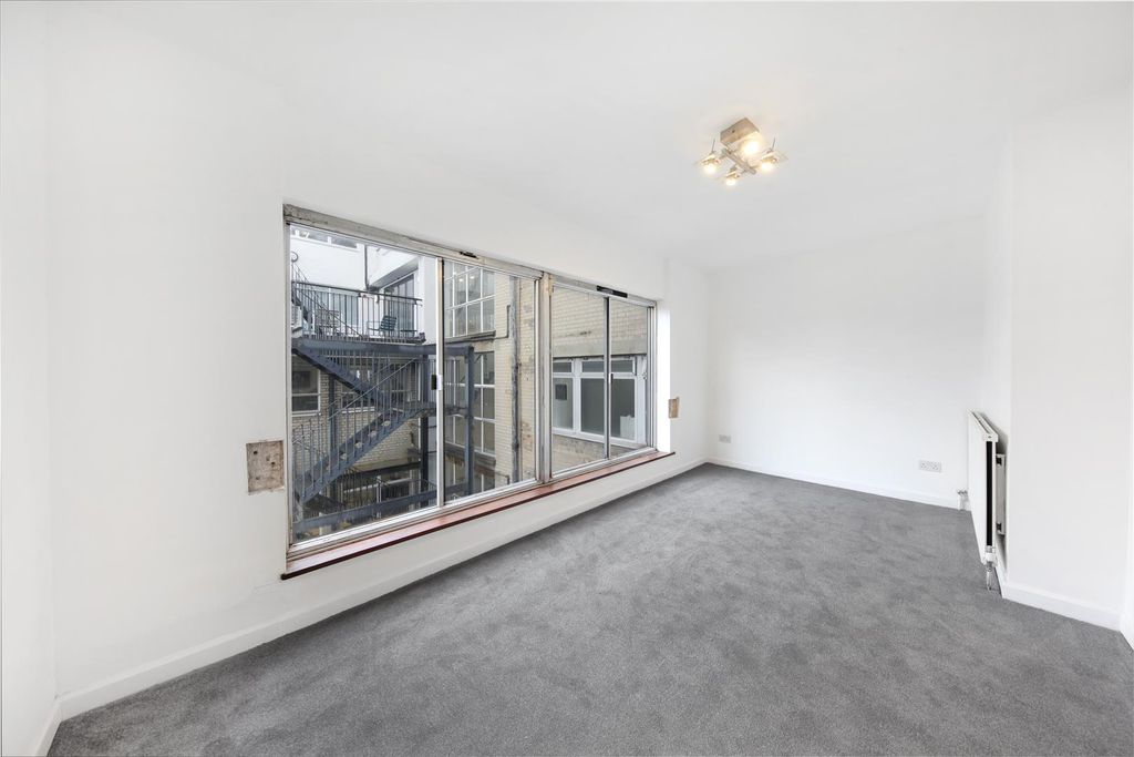 Property photo 3 of 15 Flat 5, 2 Little Portland Street - 1Asjz2Adujbvkme