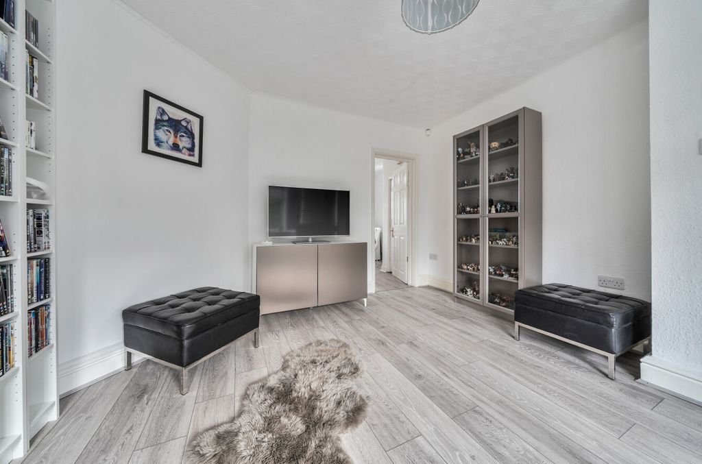 Property photo 2 of 12 1404127-12-697780...