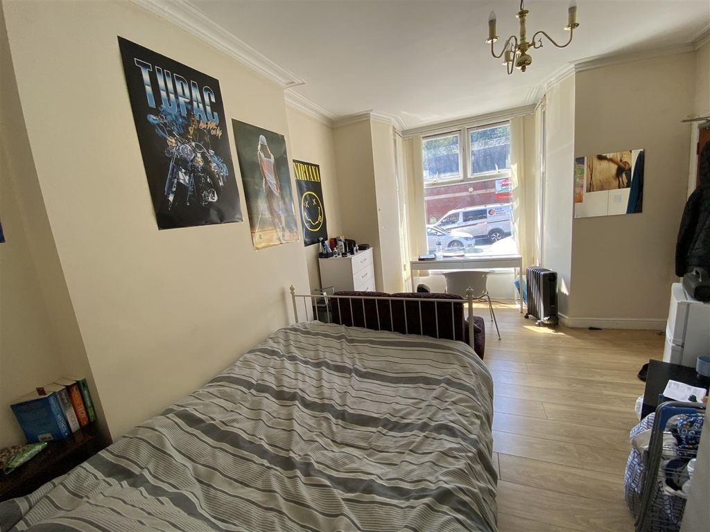 Property photo 2 of 17 Bright Spacious Bedroom With Study Desk By Window...