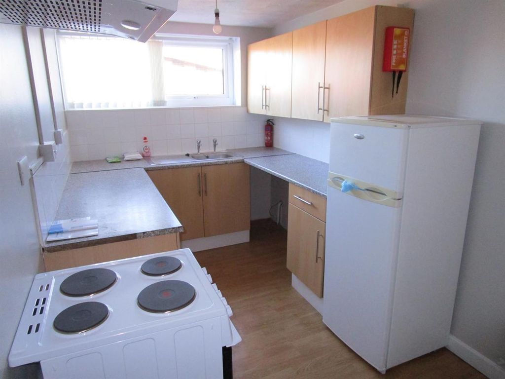 Property photo 3 of 11 Flat - Kitchen