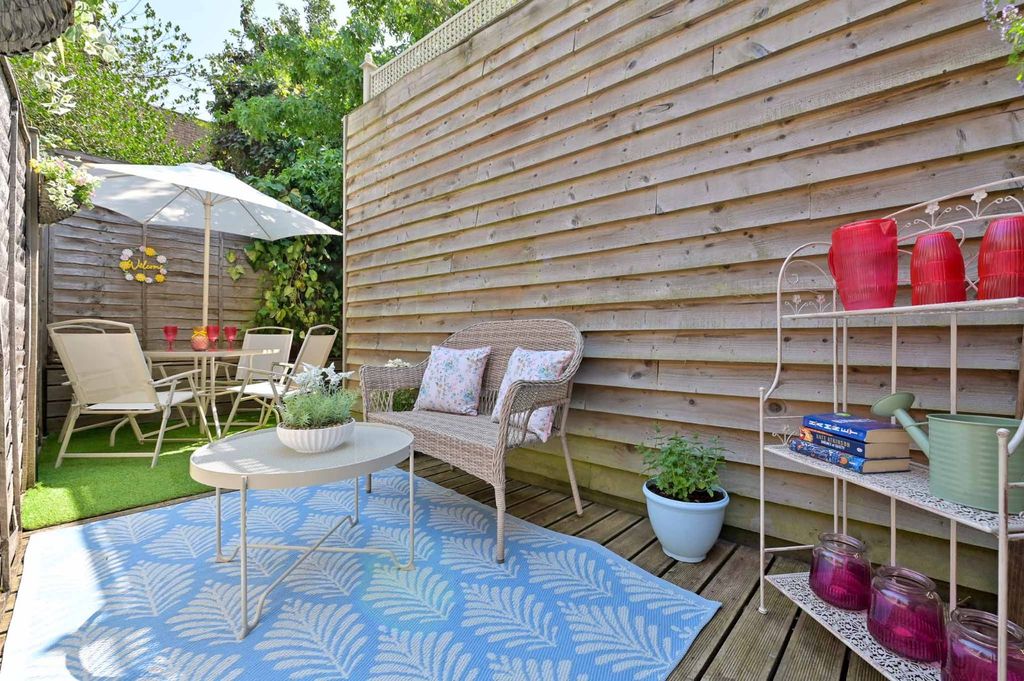 Property photo 2 of 20 Courtyard