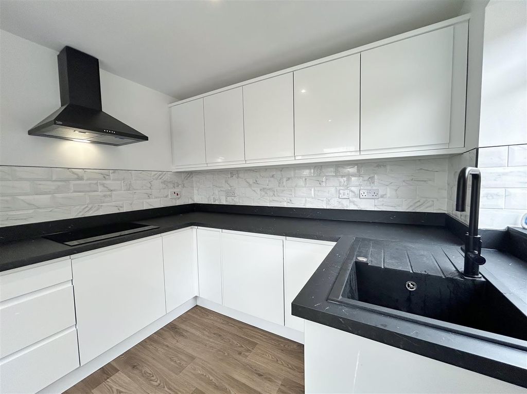 Property photo 3 of 16 Kitchen