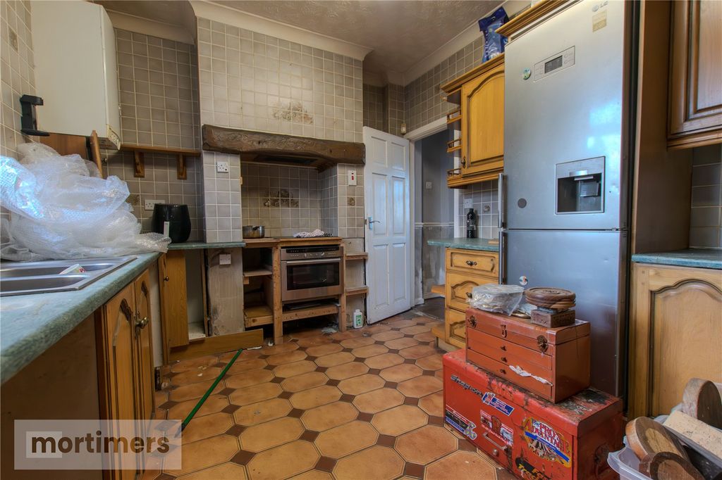 Property photo 3 of 24 Kitchen