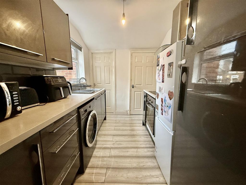 Property photo 2 of 9 Kitchen