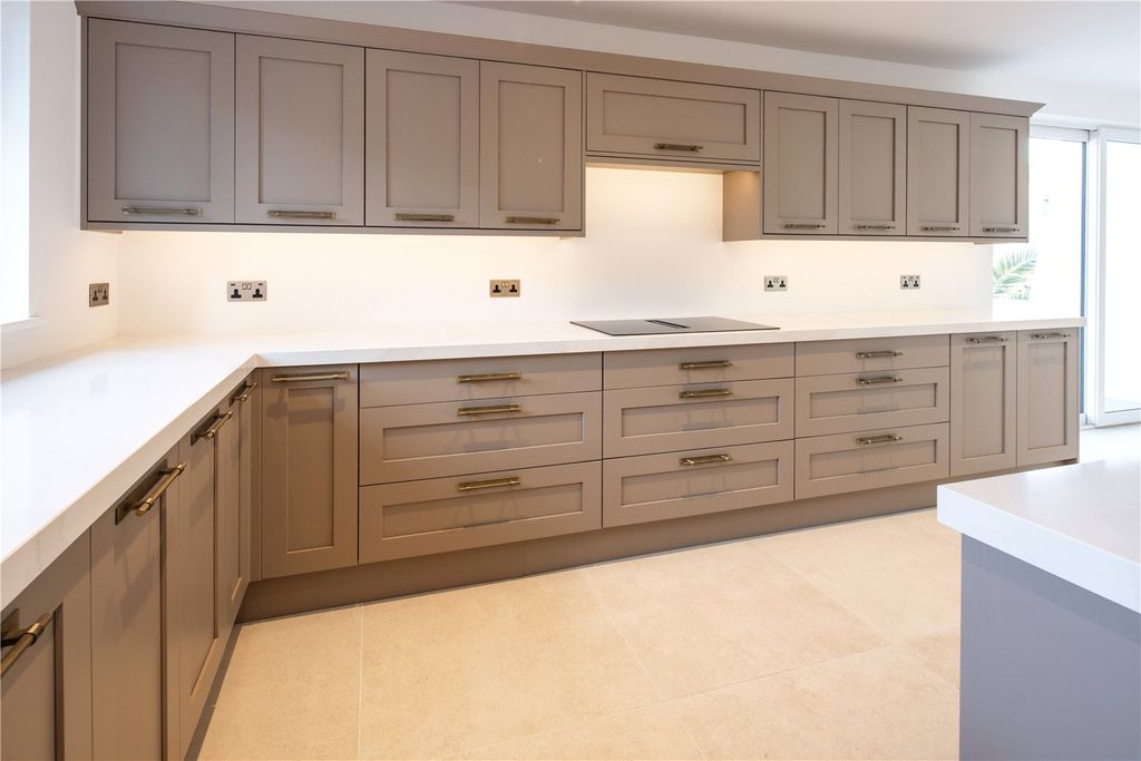 Property photo 3 of 17 Kitchen