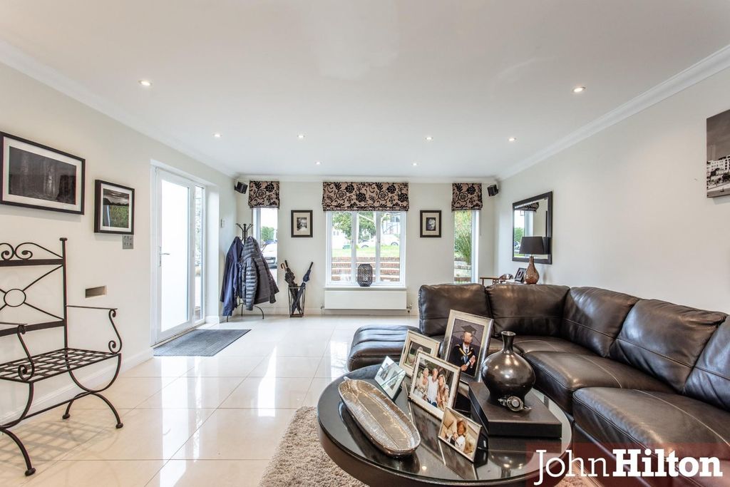 Property photo 3 of 43 Peacock Lane29.Jpg