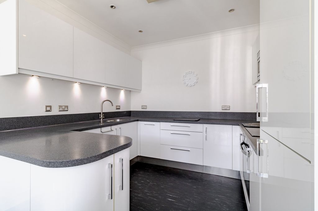 Property photo 3 of 18 Kitchen