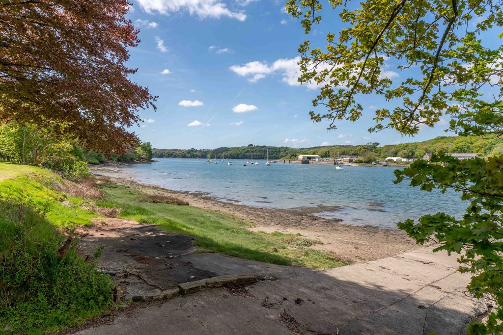 Property photo 2 of 52