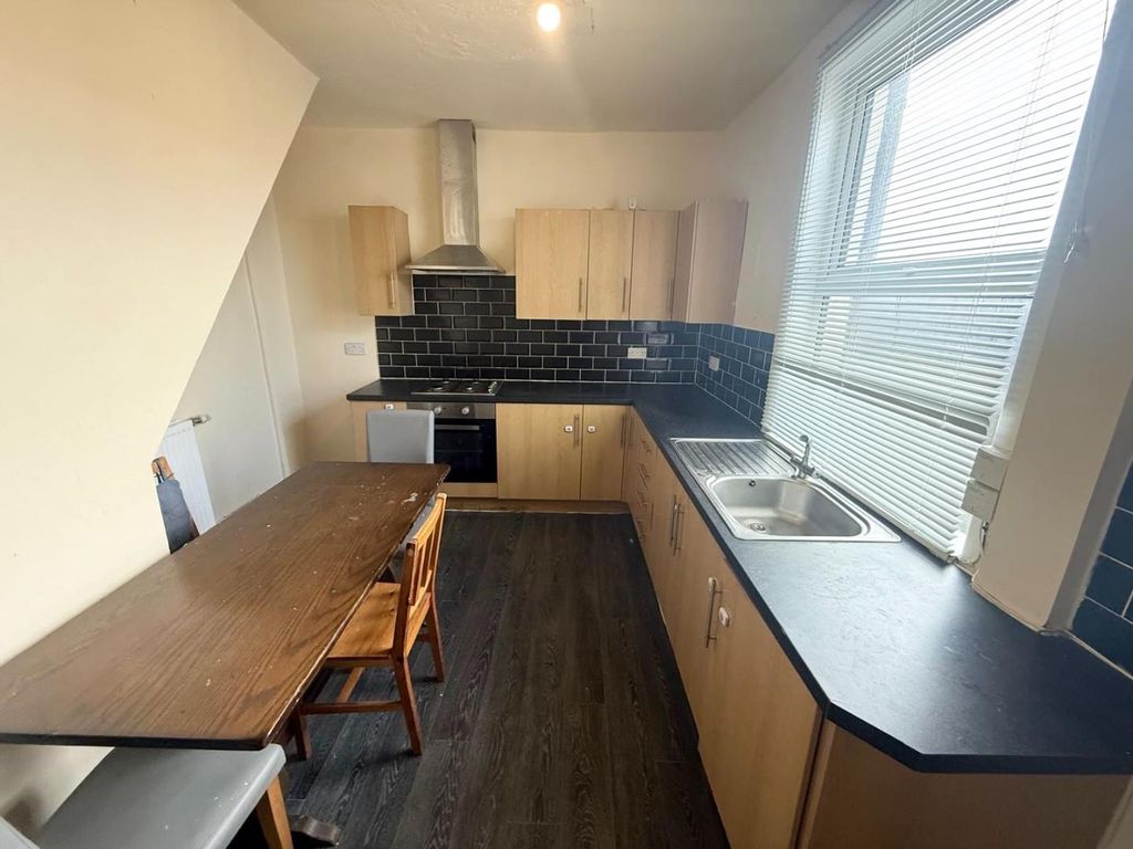 Property photo 3 of 8 Kitchen