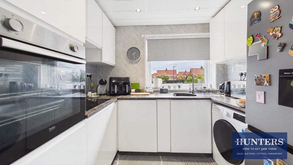 Property photo 3 of 11 Kitchen