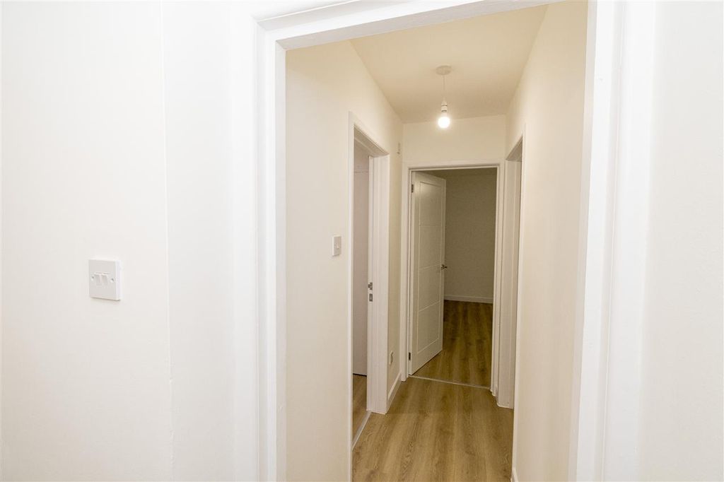 Property photo 2 of 11 Entrance Hall