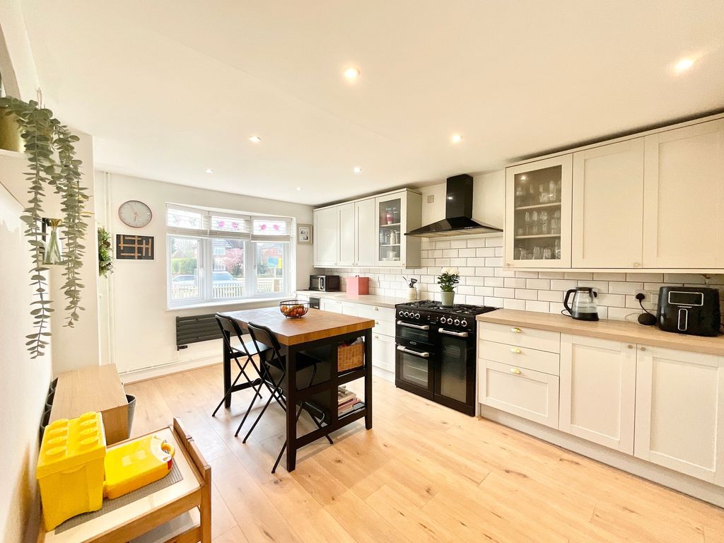 Property photo 3 of 34