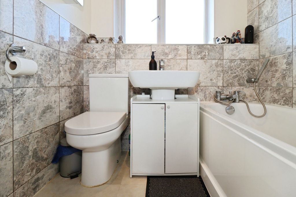Property photo 3 of 19 Bathroom