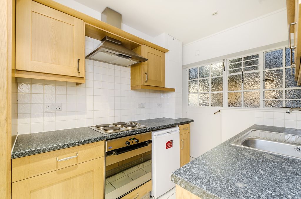 Property photo 3 of 10 Kitchen