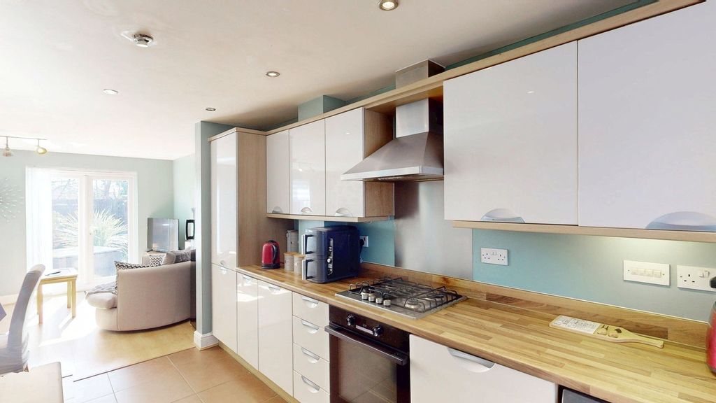 Property photo 3 of 17 Kitchen