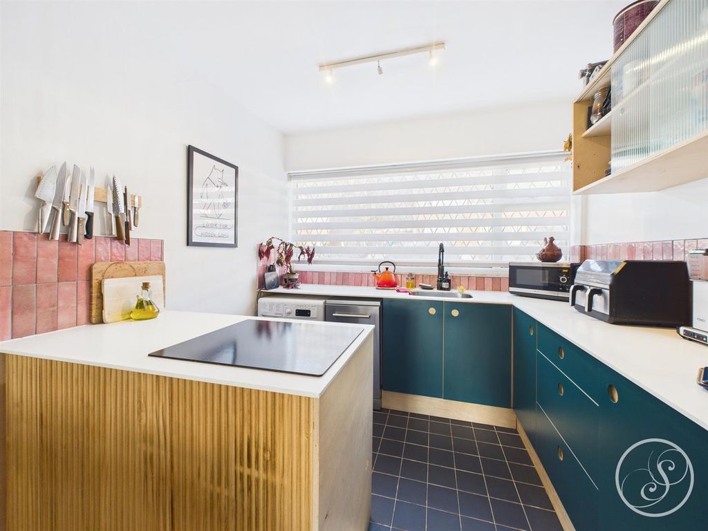 Property photo 3 of 21 Kitchen