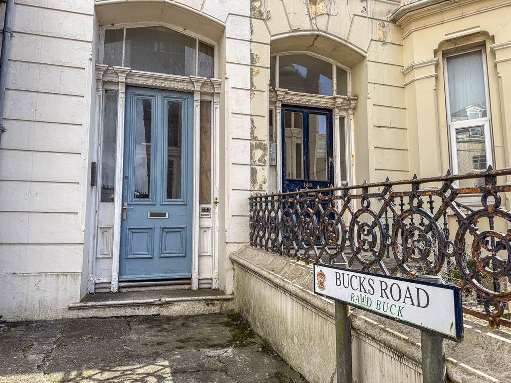 Property photo 2 of 12 Flat 1, 142 Bucks Road (12).Jpg