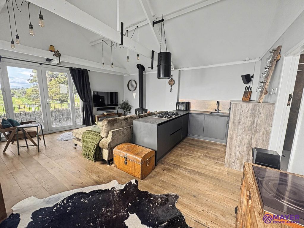Property photo 3 of 12