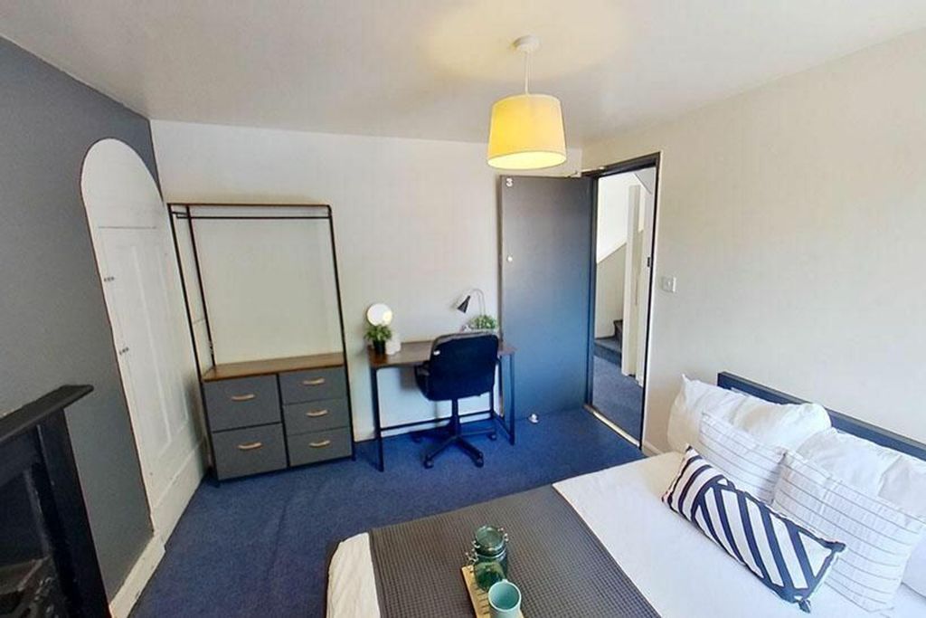 Property photo 3 of 9 This Inviting Double Bedroom Features A Cozy Layou...