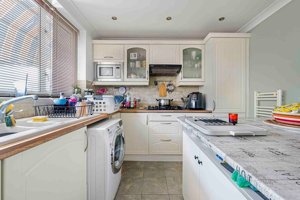 Property photo 3 of 10 Kitchen