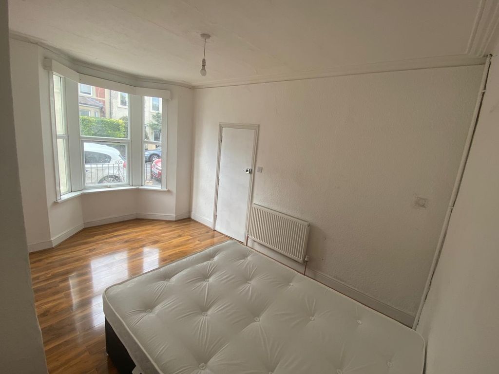 Property photo 2 of 9 Bright Bedroom With Large Bay Window And Wood Floo...
