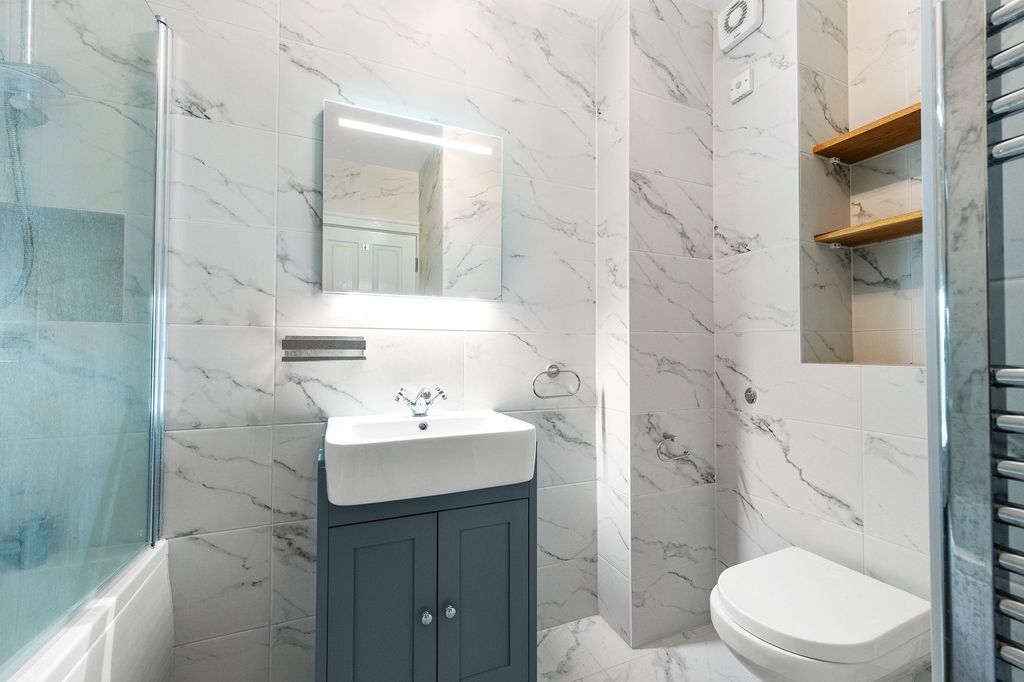 Property photo 3 of 21 Bathroom